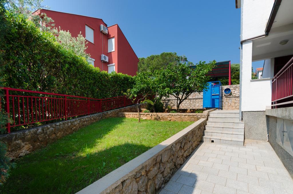 Apartments Miha Крк Экстерьер фото
